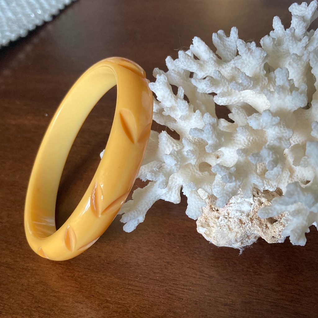 Authentic Art Deco Hand Carved Butterscotch Yellow Bakelite Bangle Bracelet